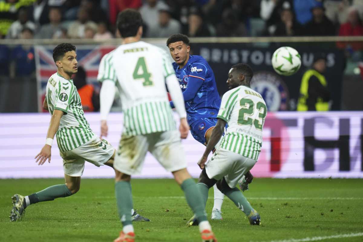 Sancho calcia in porta