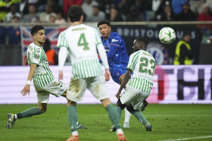 Sancho calcia in porta