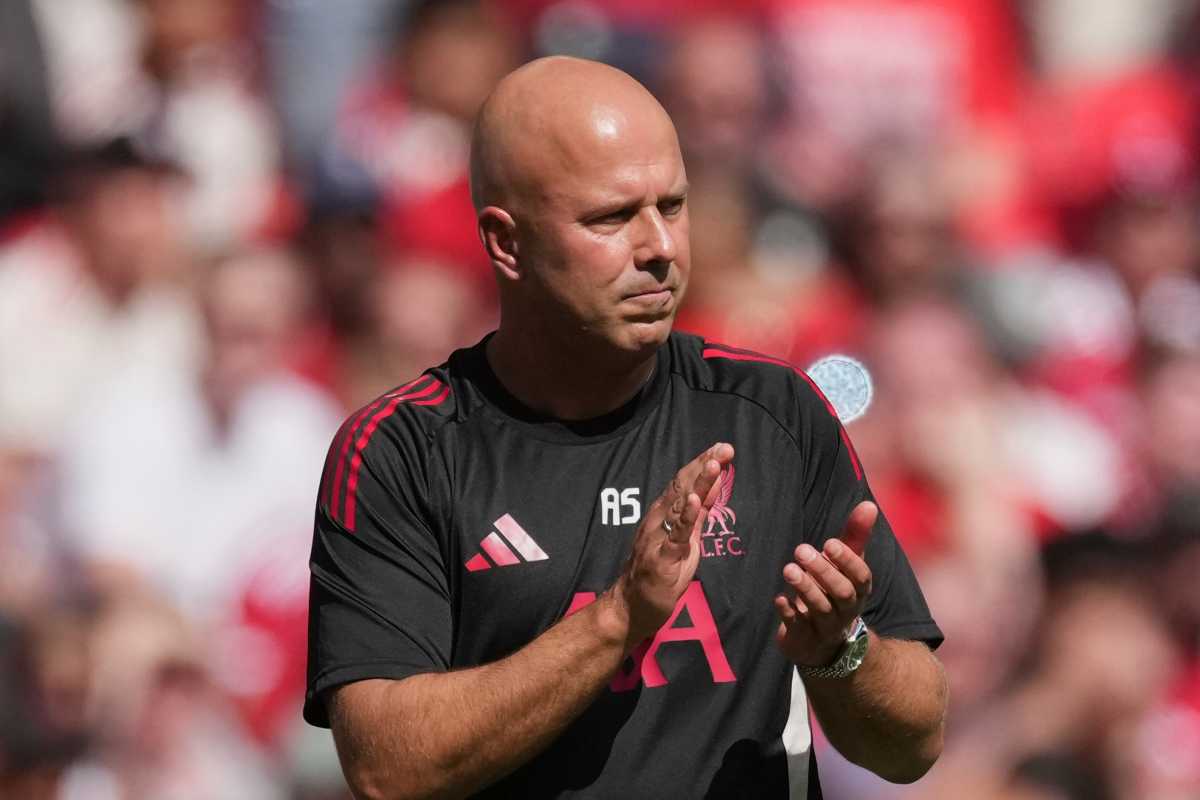 Slot applaude al termine del match