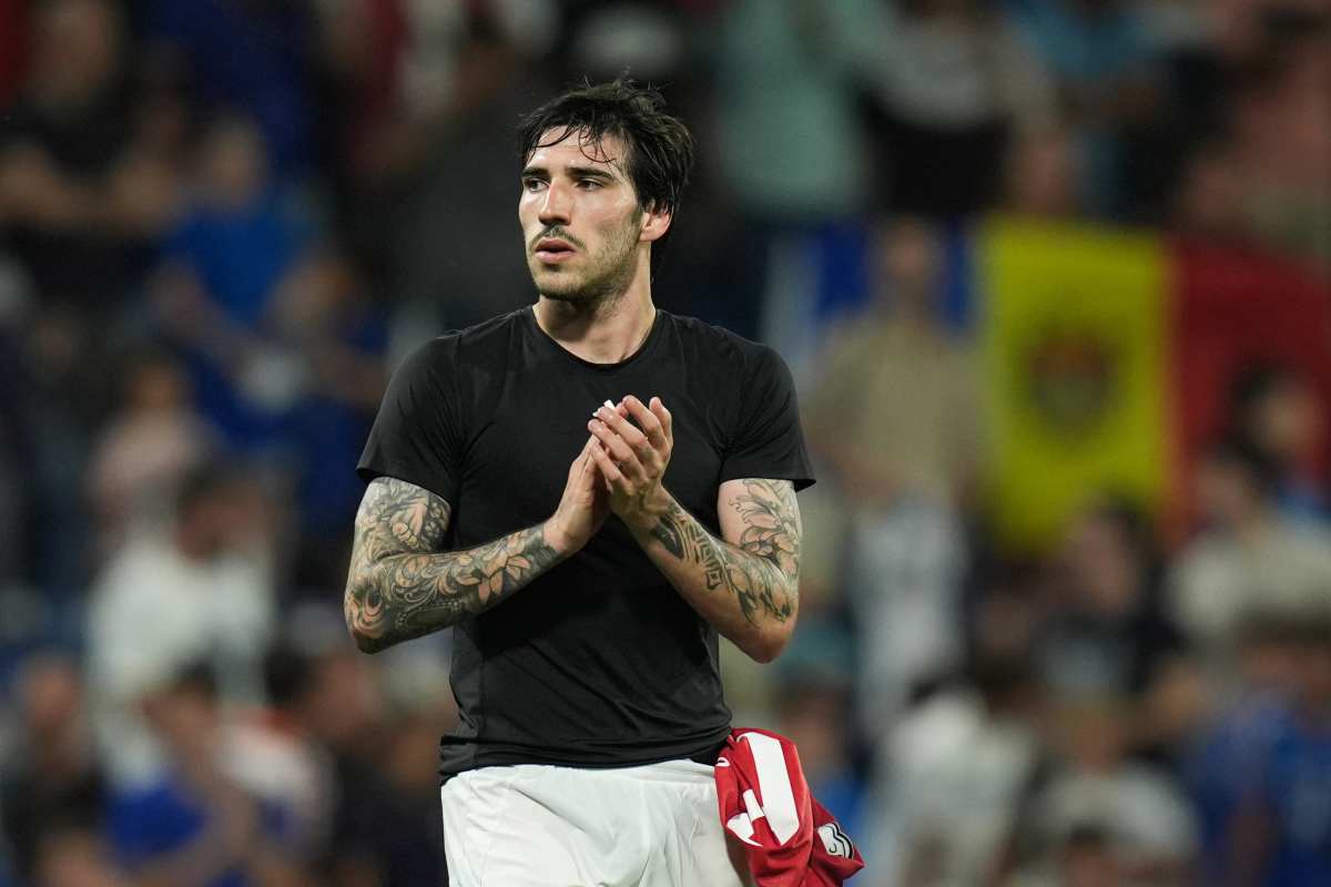 Sandro Tonali saluta il pubblico a fine match