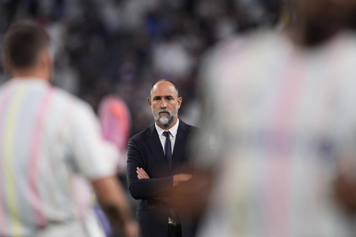 Tudor concentrato guarda la sua squadra