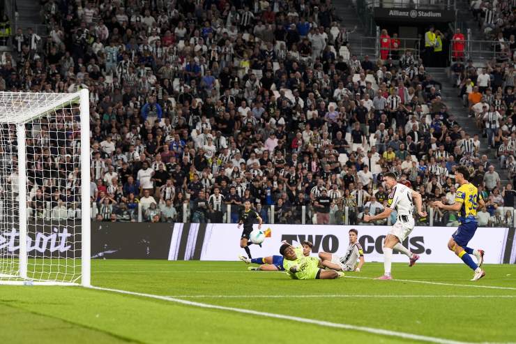 Vlahovic segna contro il Parma 