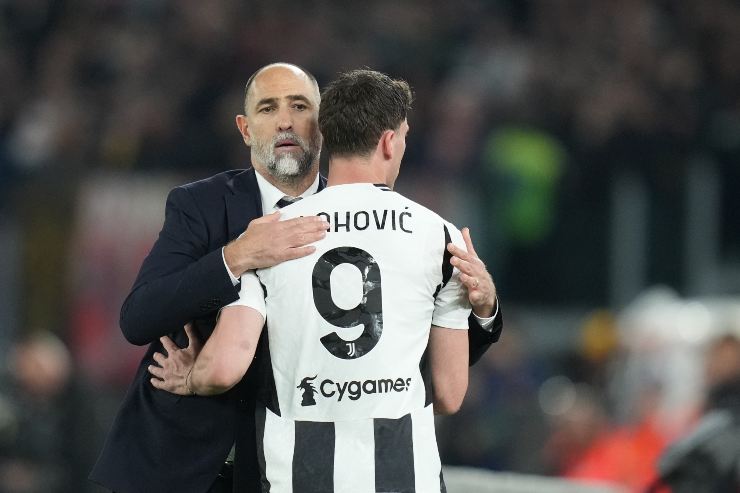 Tudor abbraccia Vlahovic all'uscita dal campo