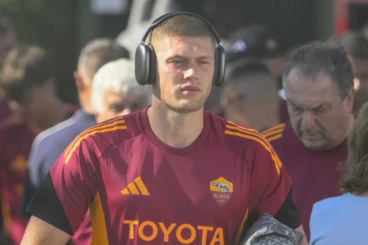 Dovbyk ascolta musica con le cuffie