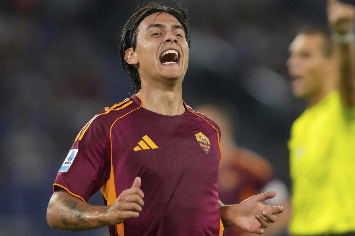 Dybala mostra il suo disappunto dopo un'occasione fallita dalla Roma