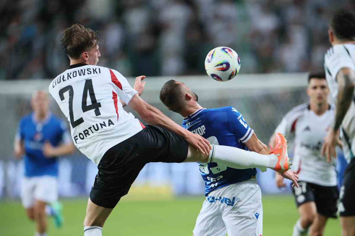 Ziolkowski in azione difensiva con la maglia del Legia Varsavia