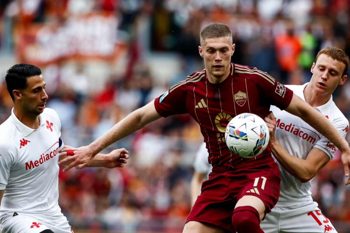 Dovbyk con la maglia della Roma