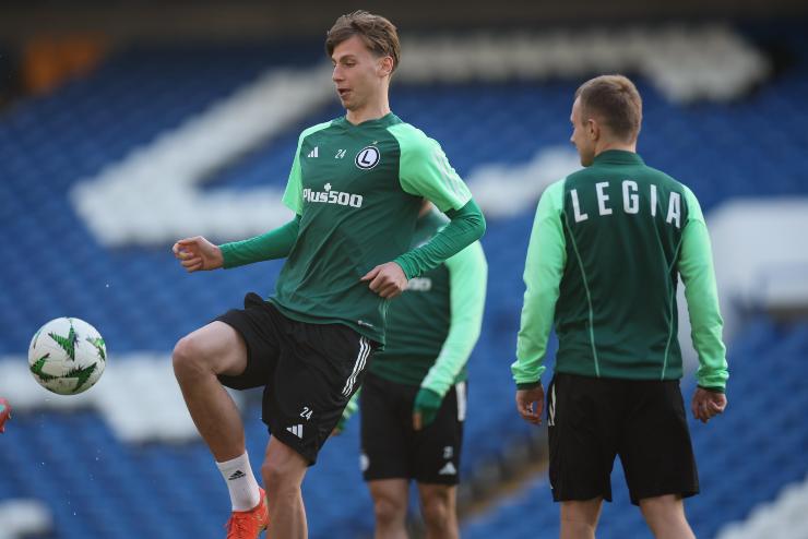 Ziolkowski riceve il pallone durante un allenamento con il Legia Varsavia