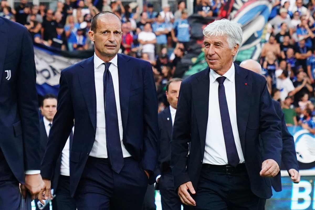 Allegri e Gasperini camminano verso le panchine