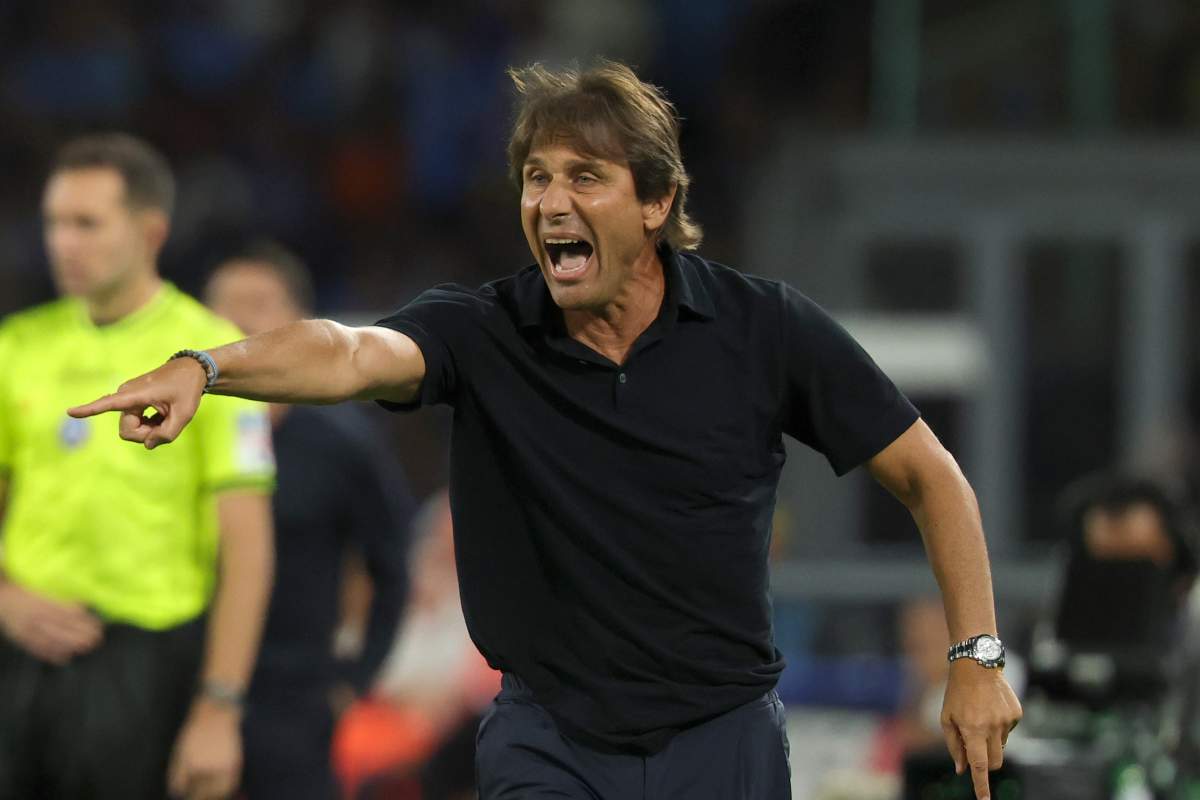 Antonio Conte, tecnico del Napoli, dà indicazioni