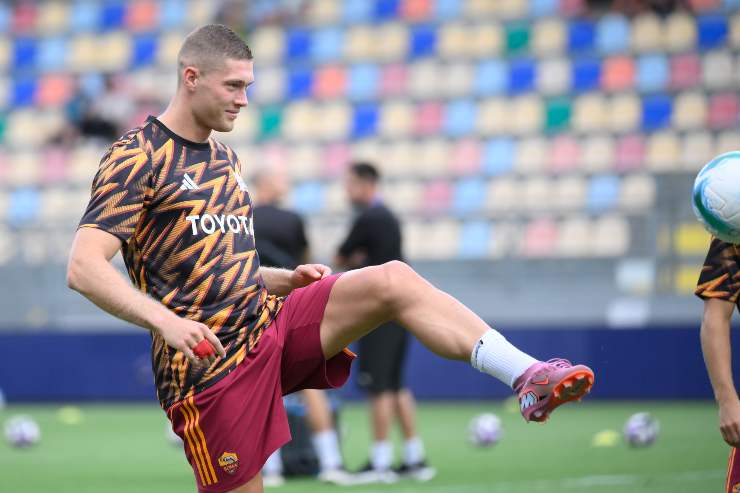 Artem Dovbyk durante la fase di riscaldamento