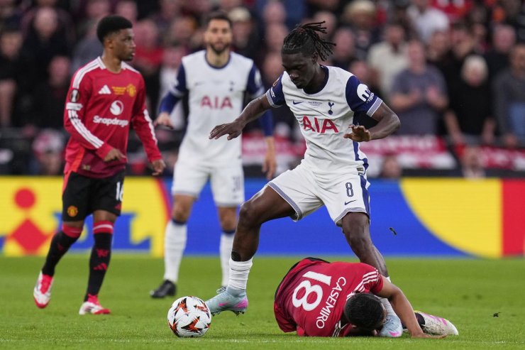 Bissouma in contrasto in mezzo al campo 