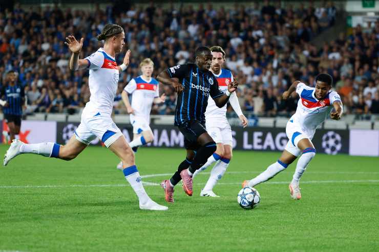 Azione che vede impegnati i giocatori di Rangers e Club Brugge