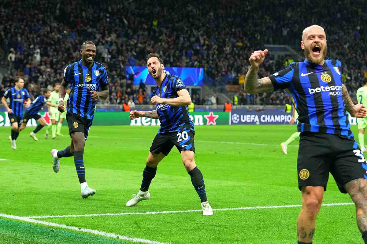 Hakan Calhanoglu festeggia con Dimarco e Thuram