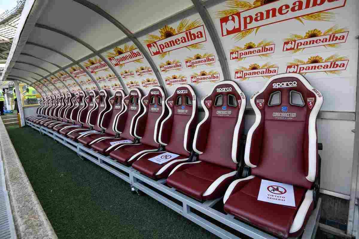 Panchina vuota allo stadio