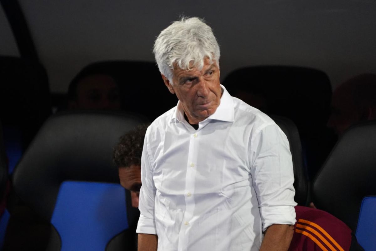 Gasperini in primo piano con sguardo serio