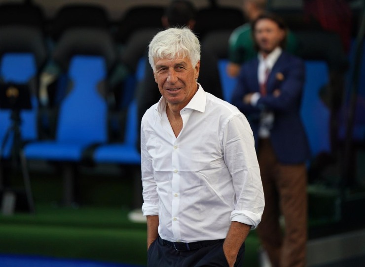 Gasperini sorridente in panchina 