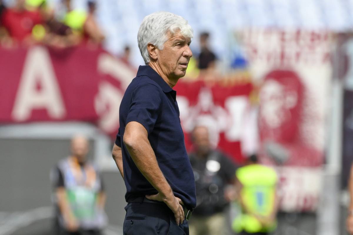 Gasperini in panchina con le mani sui fianchi