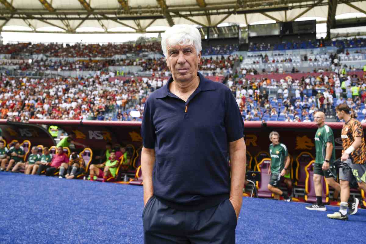 Gasperini in primo piano sulla panchina della Roma