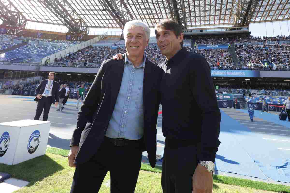 Gasperini e Conte si salutano e si abbracciano