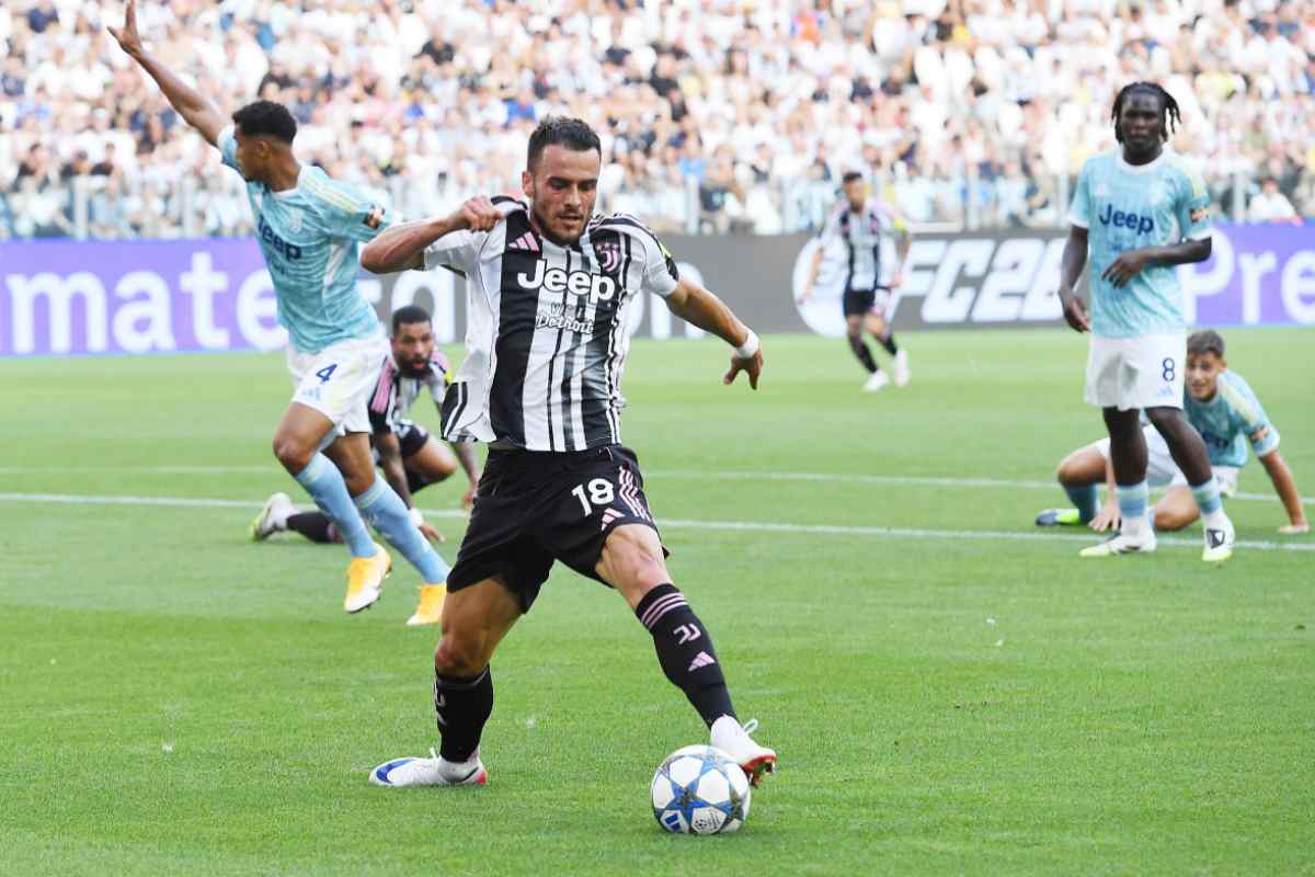 Kostic con la maglia della Juventus