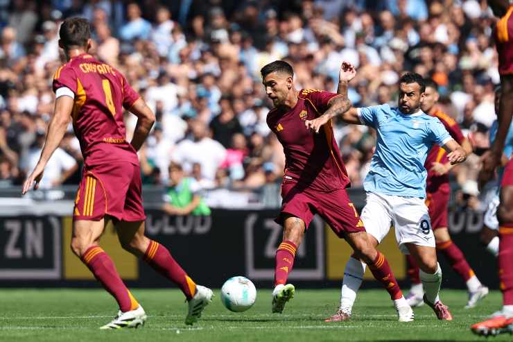 Pellegrini cerca di imbastire con l'esterno destro