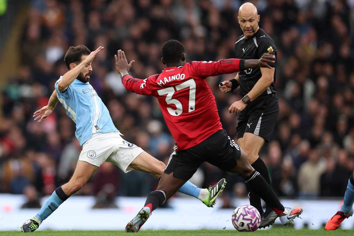 Mainoo con la maglia del Manchester United