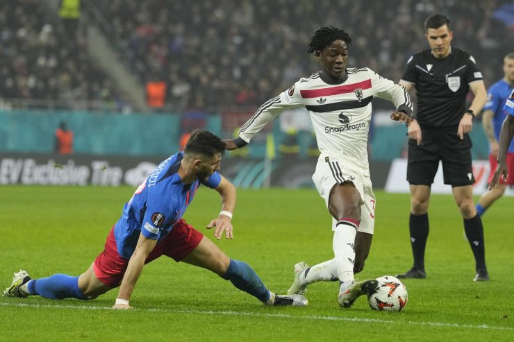 Mainoo in azione con lo United