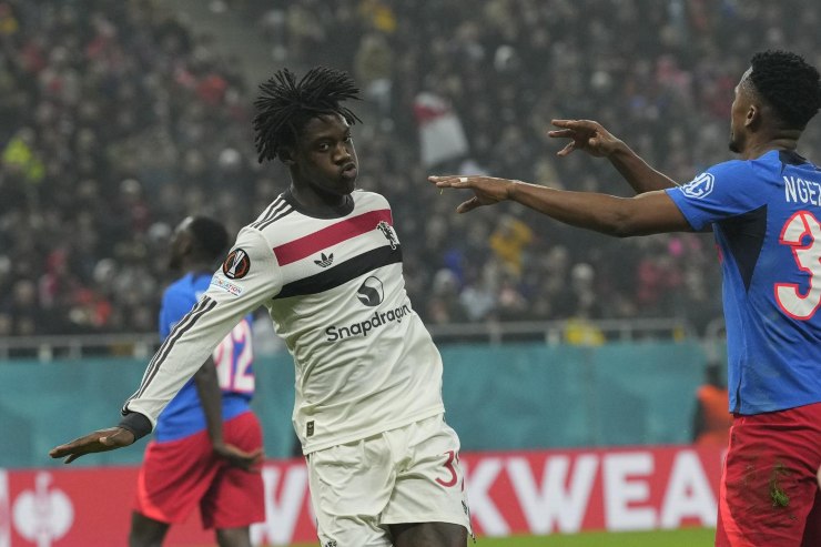 Mainoo esulta dopo un gol 