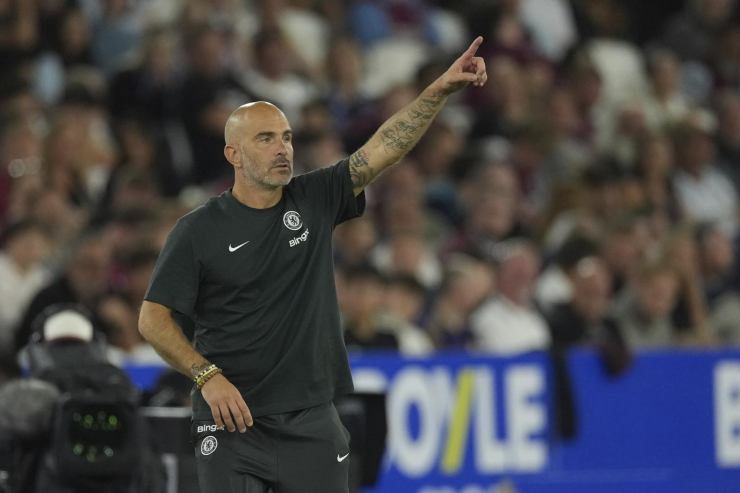 Maresca dà indicazioni in panchina