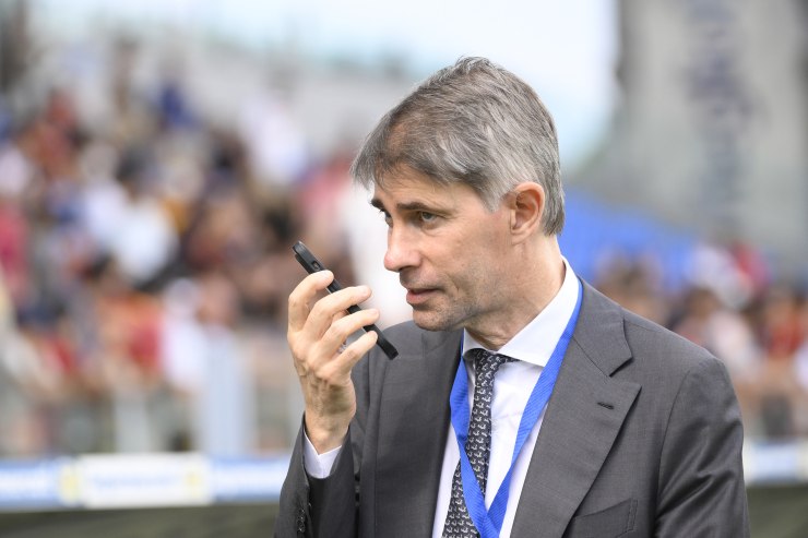 Massara parla al telefono 