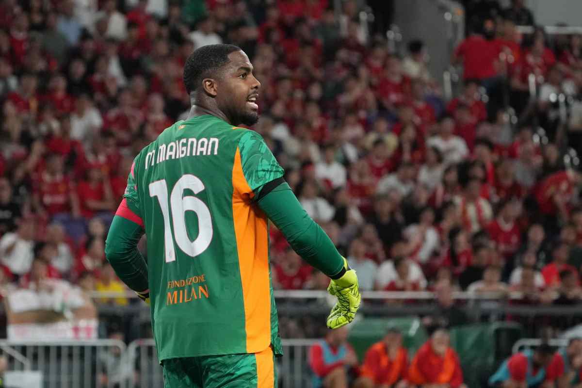 Maignan con la maglia del Milan