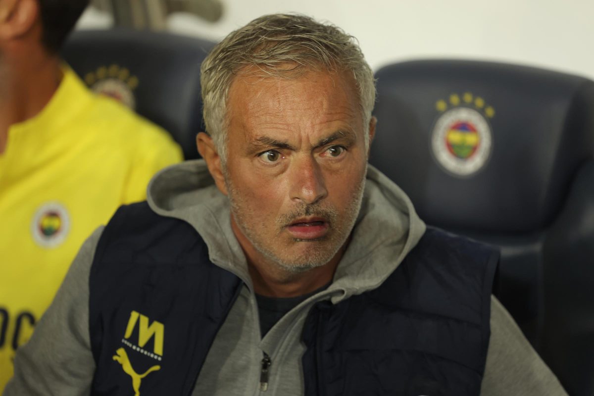 Mourinho pensieroso 