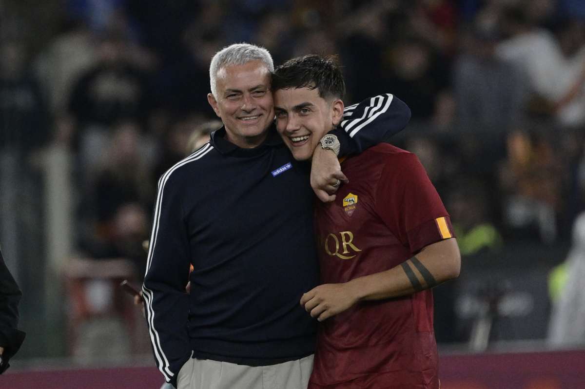 Mourinho e Dybala si abbracciano