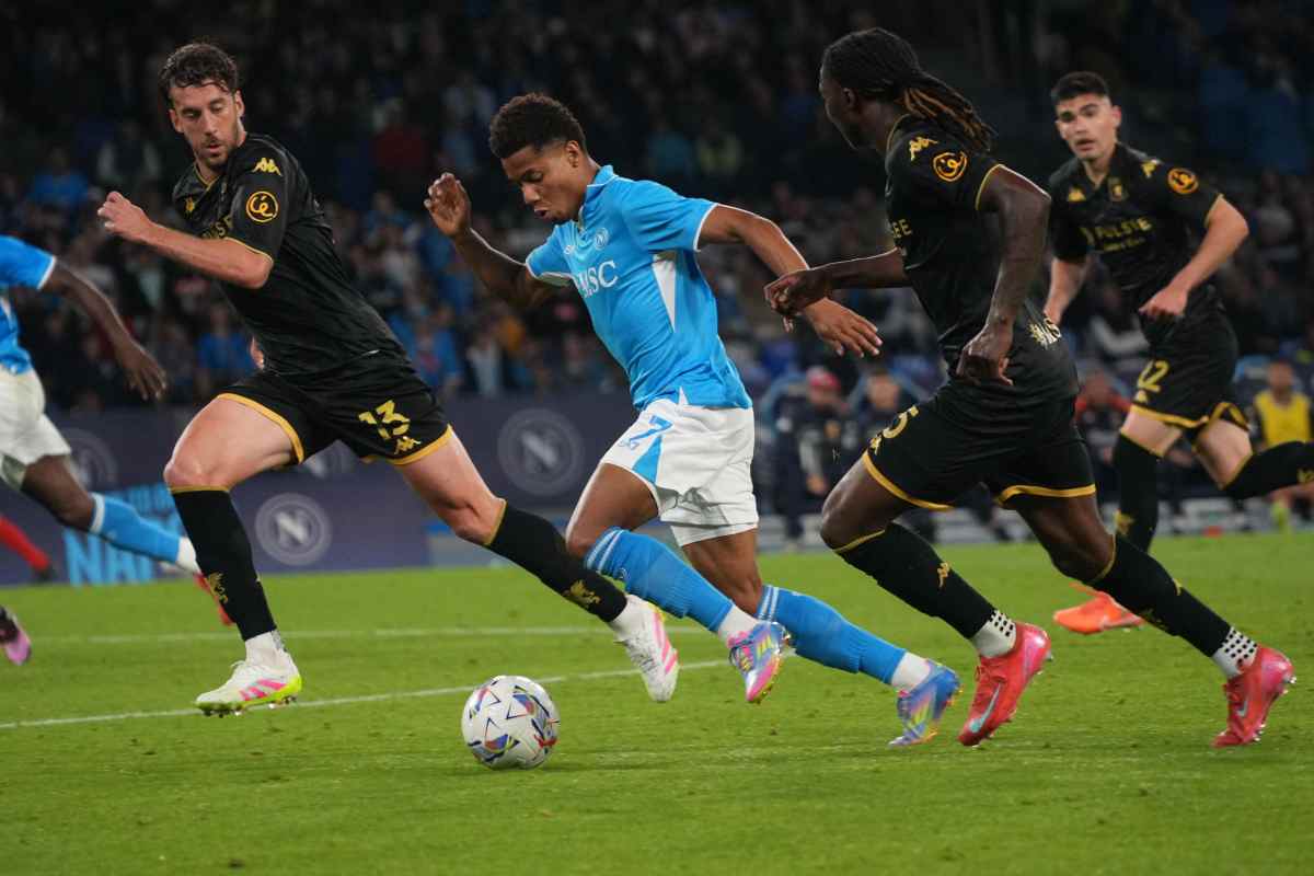 Neres con la maglia del Napoli