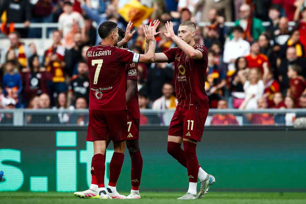 Pellegrini e Dovbyk esultano dopo un gol