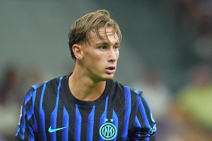 Francesco Pio Esposito aspetta un pallone