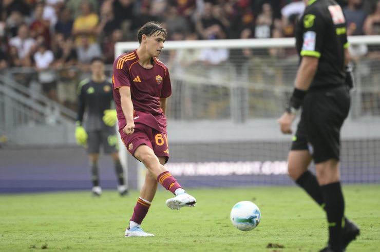 Pisilli passa un pallone in mezzo al campo