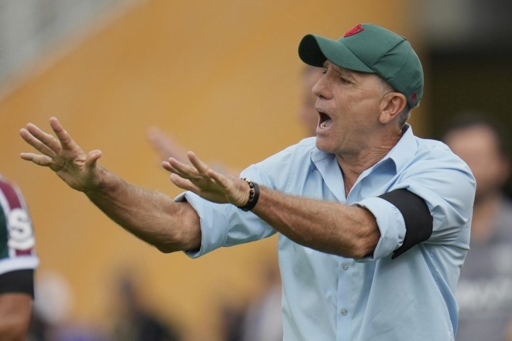 Renato Gaucho dà indicazioni in panchina 