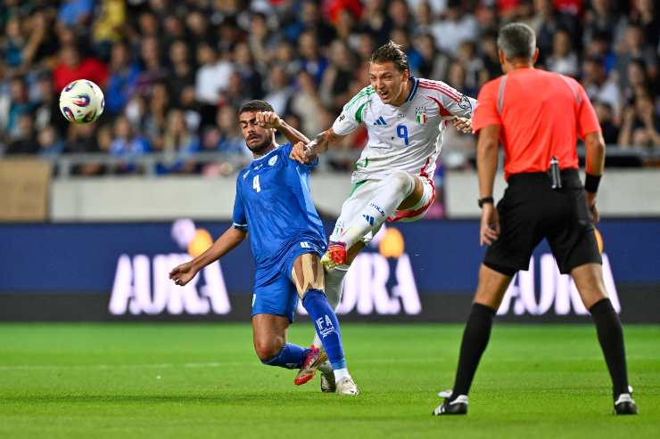 Retegui prova ad arrivare su un pallone vagante