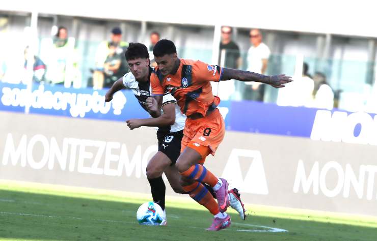 Scamacca conduce in avanti un pallone