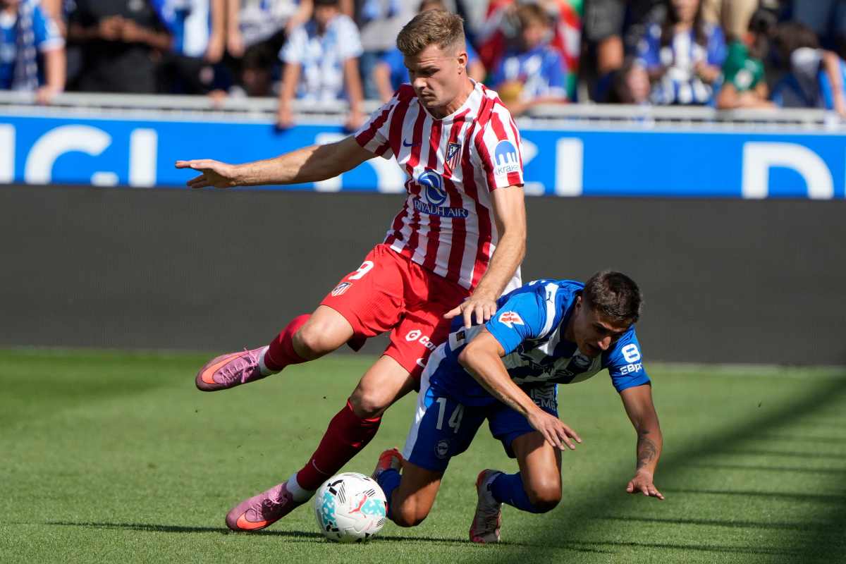 Sorloth con la maglia dell'Atletico Madrid