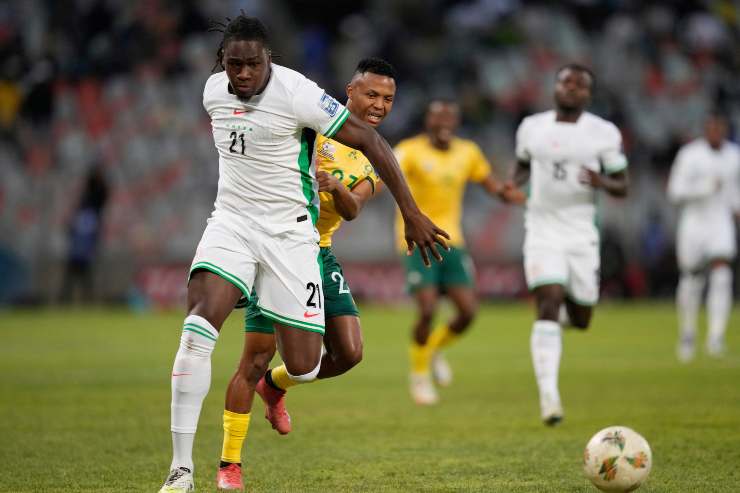 Due calciatori a contrasto nell'ultimo turno di Qualificazioni Mondiali