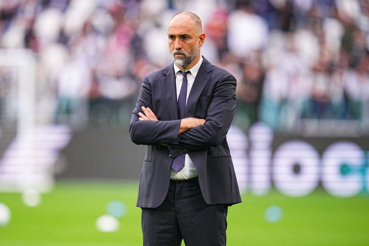 Tudor guarda il riscaldamento della Juventus con le braccia conserte