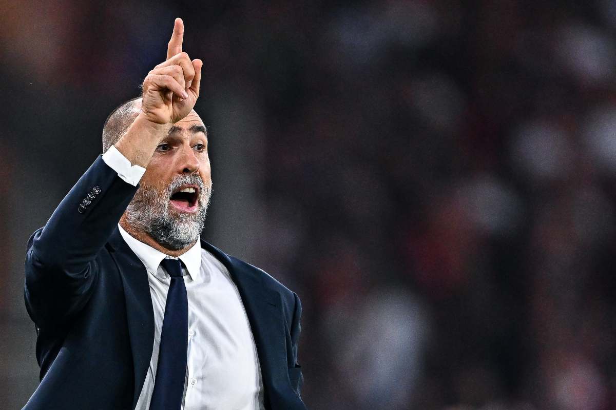 Tudor dà indicazioni da bordo campo