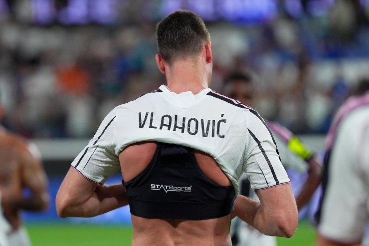 Vlahovic si sfila la maglia della Juve