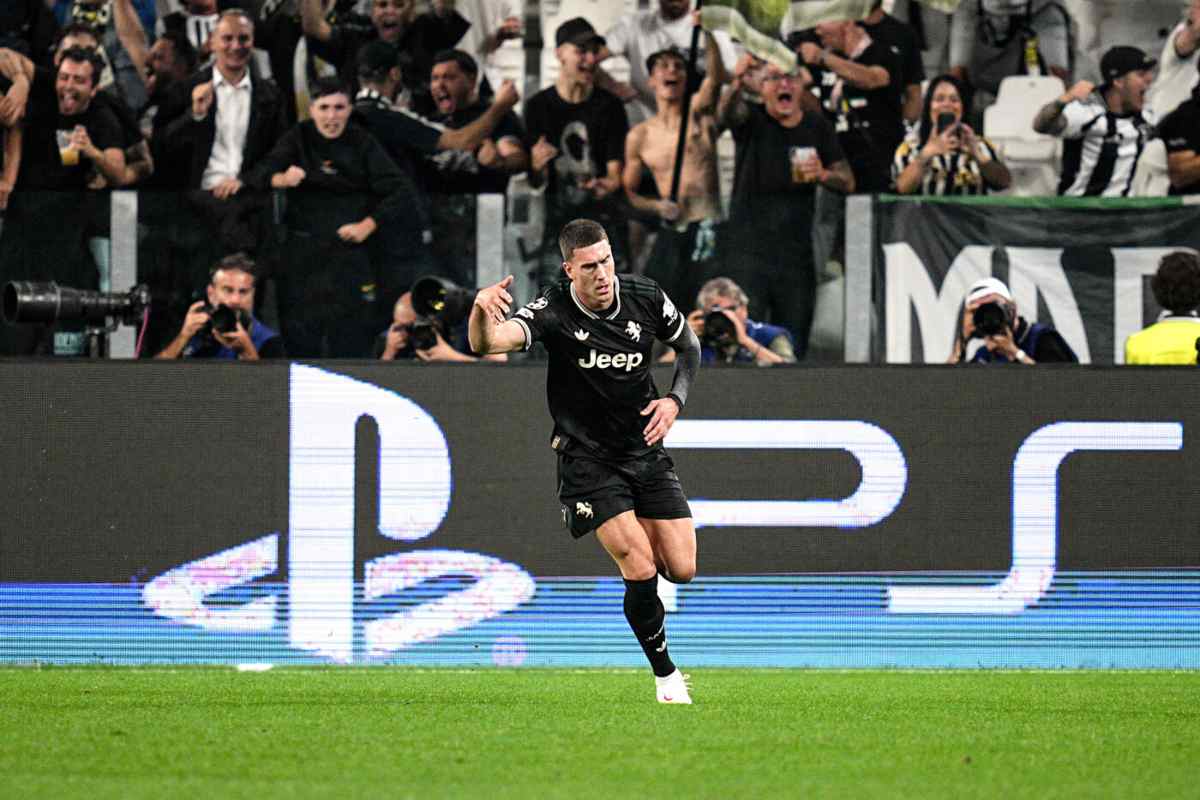 Vlahovic esulta dopo il gol al Borussia