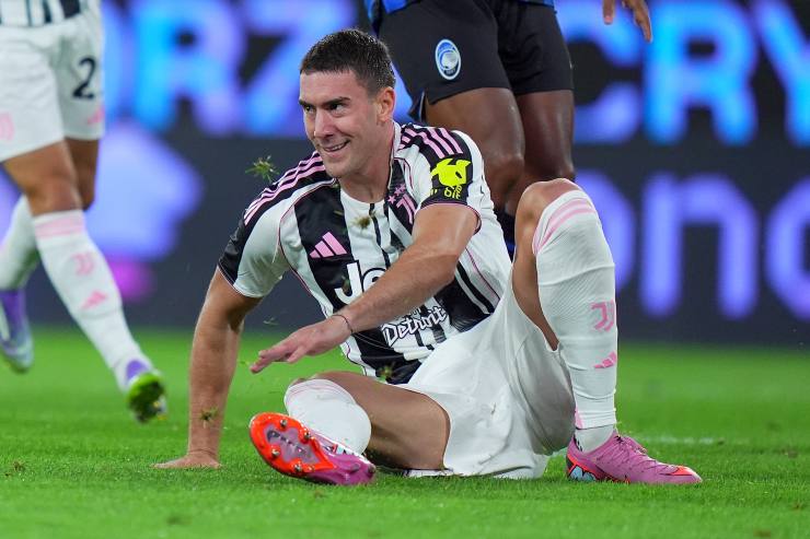 Vlahovic a terra si rialza sorridente