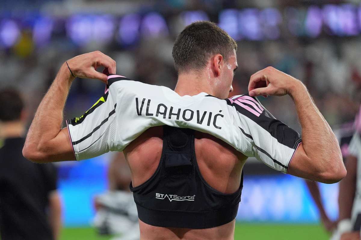 Vlahovic si toglie la maglia della Juventus