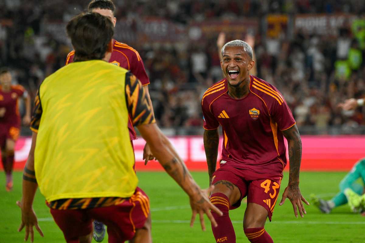 Wesley corre incontro a Dybala dopo il gol